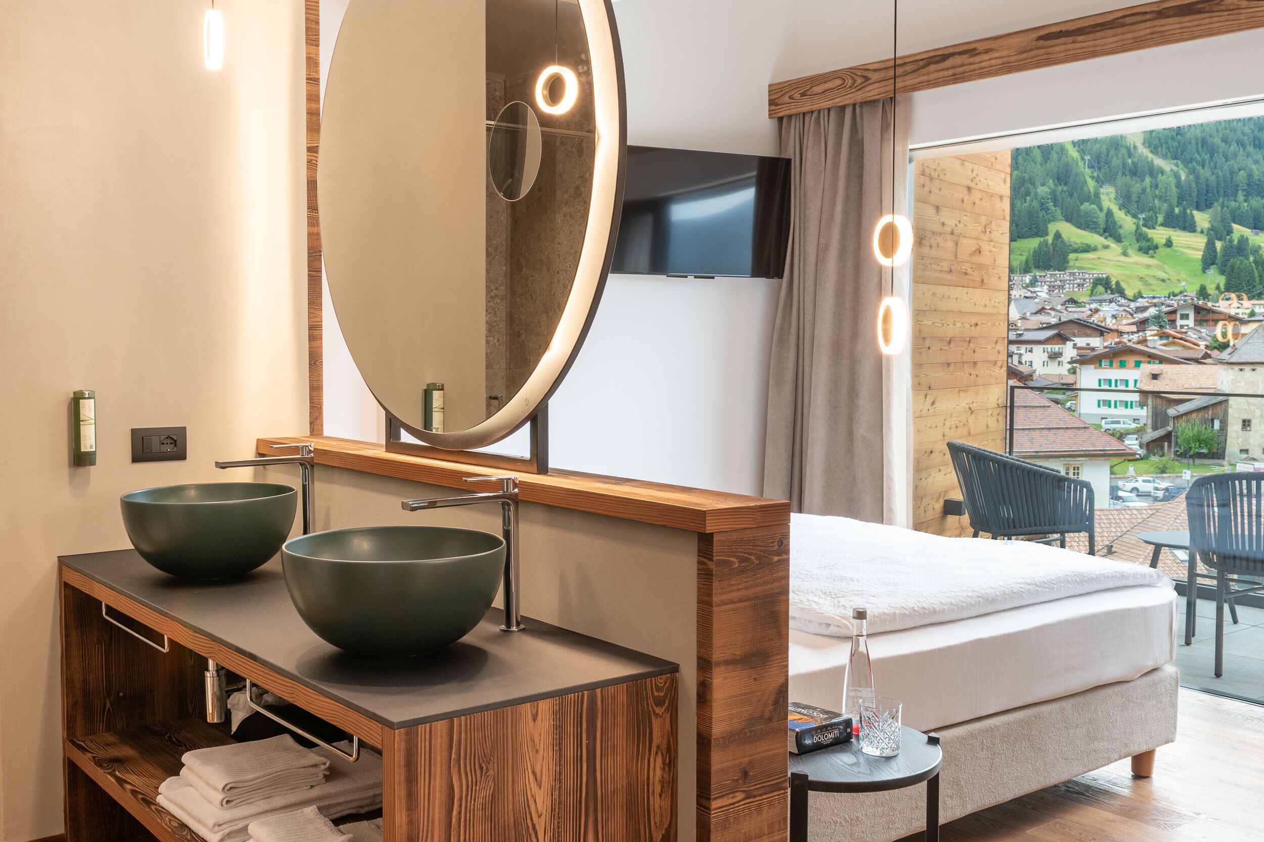 Suite, Hot Tub | Minibar, in-room safe, desk, blackout drapes