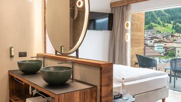 Phòng Suite, bồn tắm nước nóng | Minibar, két bảo mật tại phòng, màn/rèm cản sáng, phòng cách âm