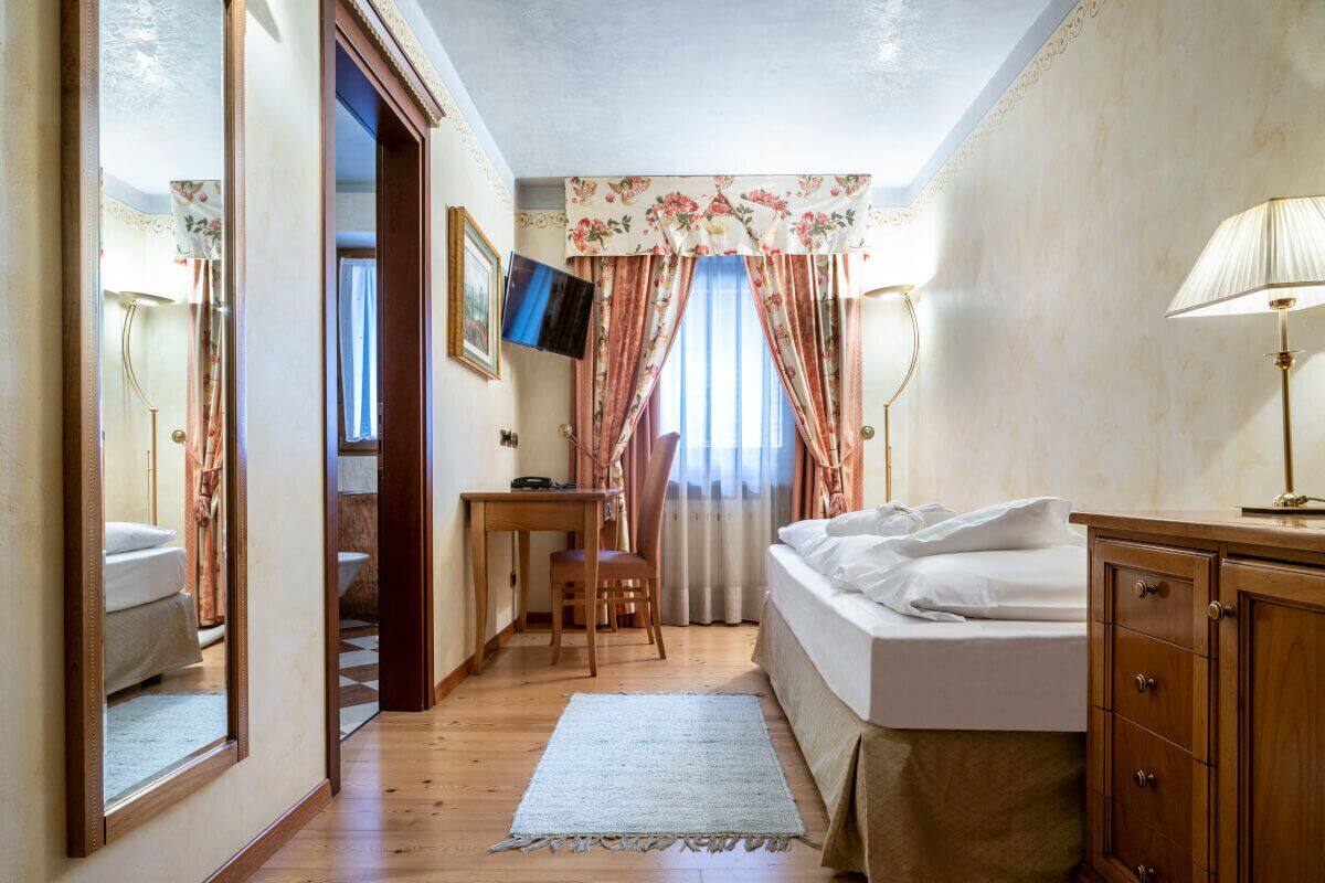 Minibar, coffres-forts dans les chambres, bureau, rideaux occultants