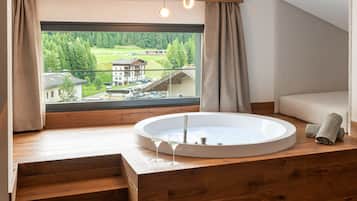 Suite, Hot Tub | Bathroom | Shower, hair dryer, bathrobes, slippers