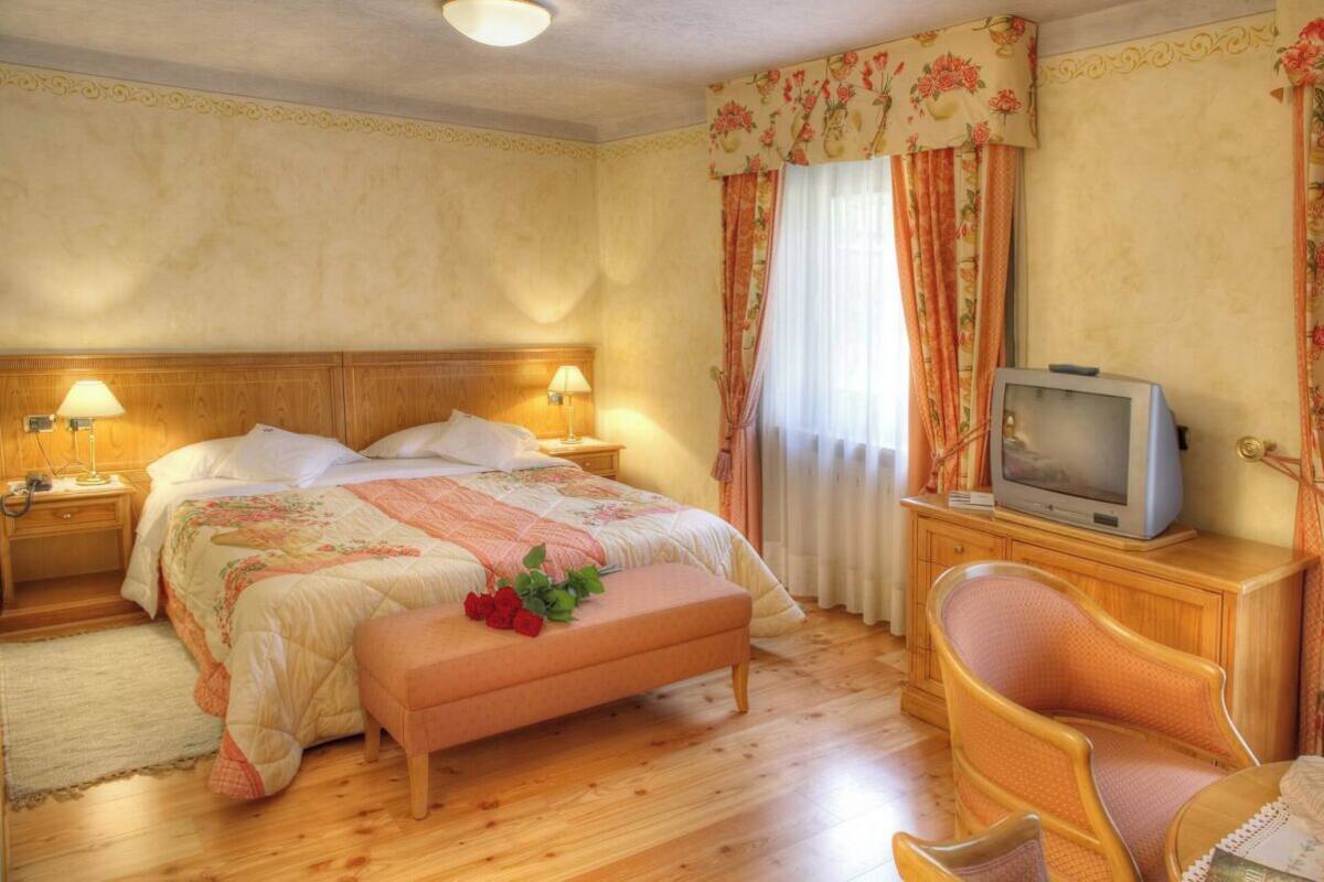 Minibar, coffres-forts dans les chambres, bureau, rideaux occultants