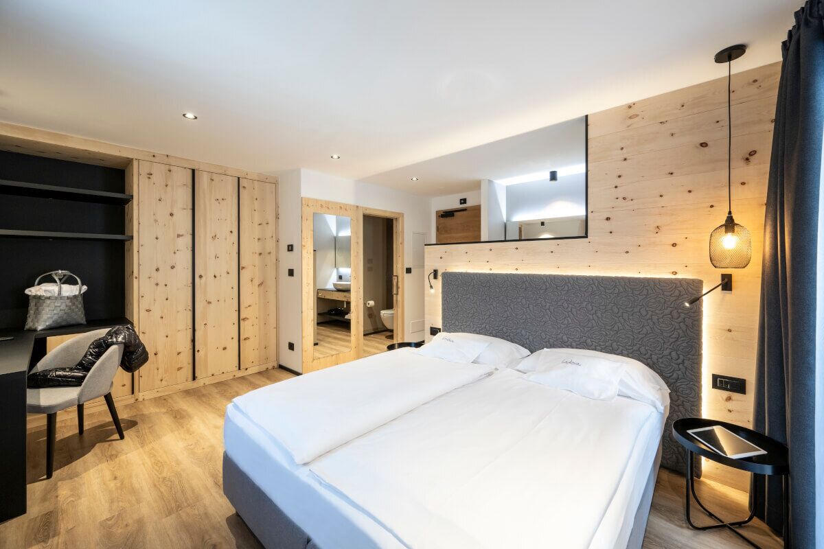 Superior Double Room | Minibar, in-room safe, desk, blackout drapes