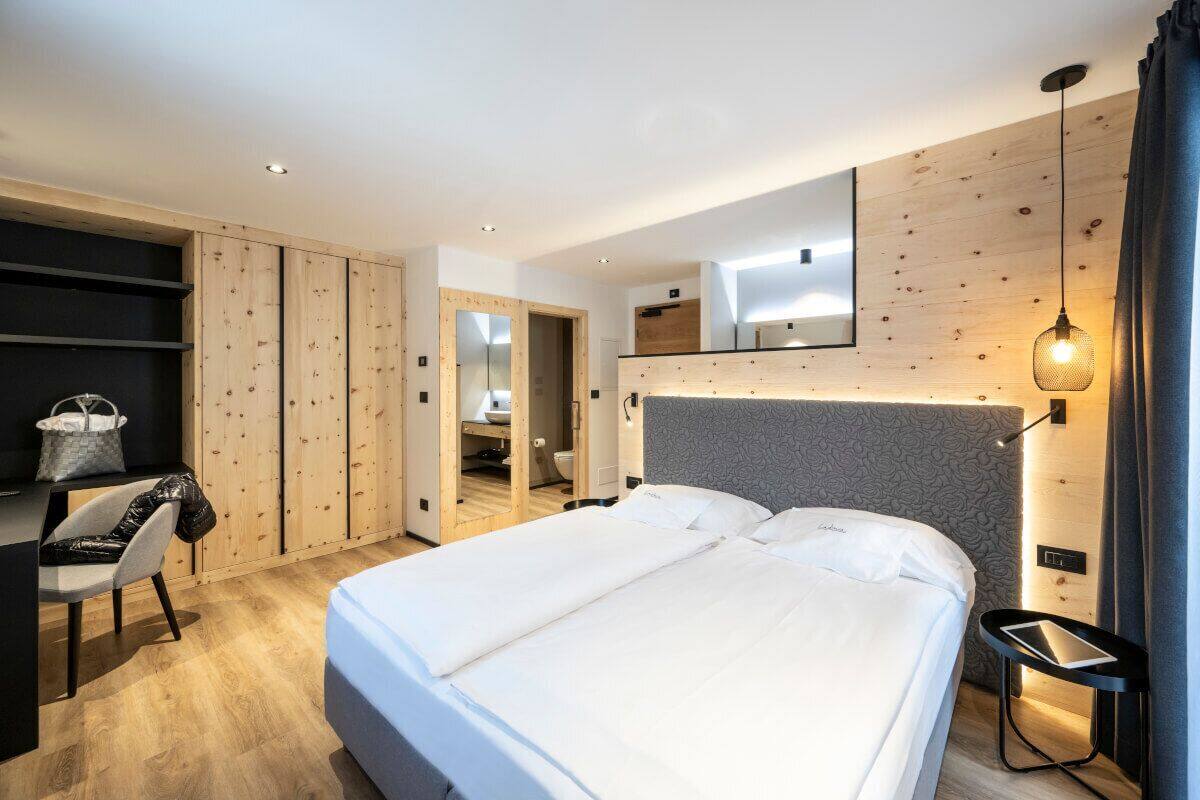 Superior Double Room | Minibar, in-room safe, desk, blackout drapes