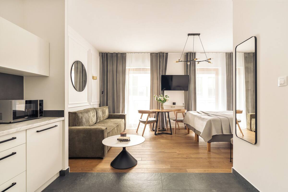 Suite studio Deluxe, balcon | Aire de séjour | Téléviseur à écran plat de 35 po avec télévision par câble