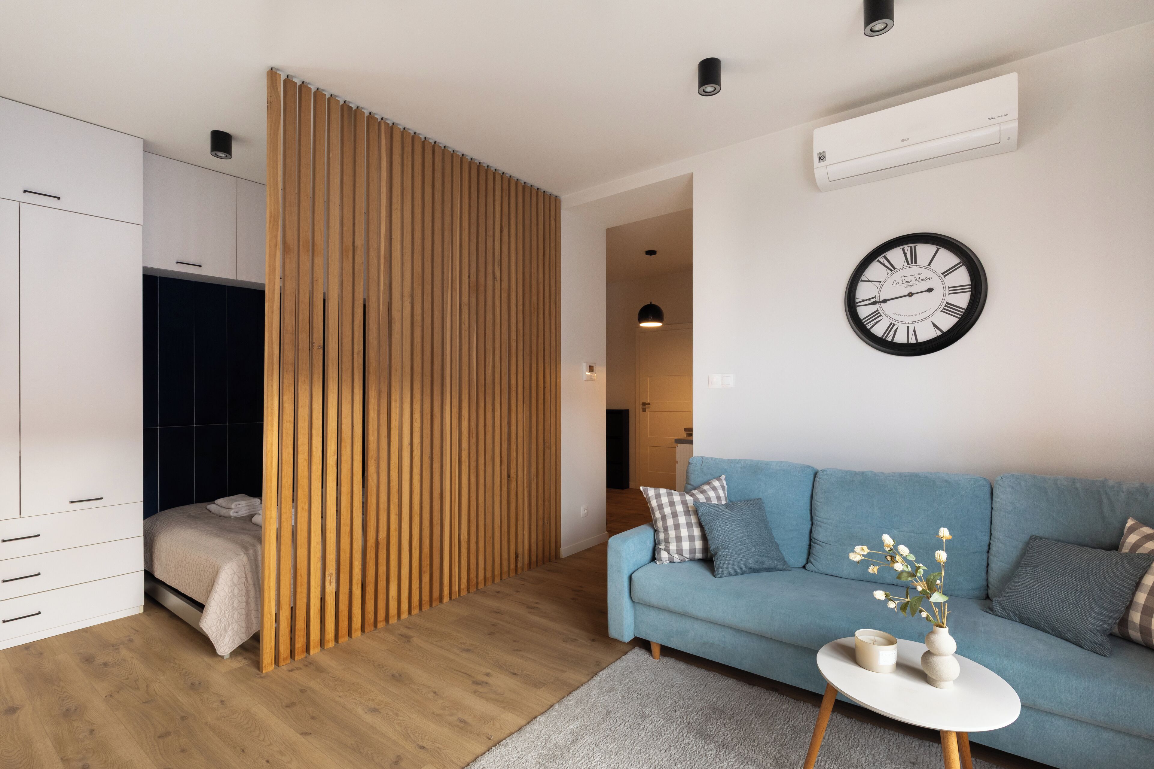 Studiosuite – deluxe, aircondition | Oppholdsområde | Flatskjerm-TV