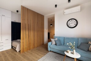 Deluxe Studio Suite, Air conditioning | Living area - Rakowicka Suite & Parking by Downtown Apartments (Kraków)