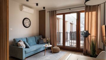 Deluxe Studio Suite, Air conditioning | Living area