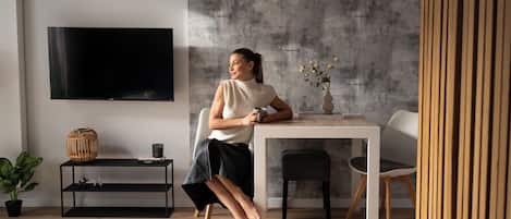 Suite studio Deluxe, climatisation | Aire de séjour | Téléviseur à écran plat