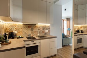 Deluxe Studio Suite, Air conditioning | Private kitchen - Rakowicka Suite & Parking by Downtown Apartments (Kraków)