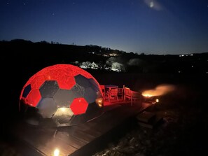 Outdoor dining - Off-grid Unidome escape with Hot Tub and Sauna for stargazing in Devon’s Blackdown Hills (Devon)