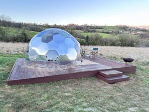 Outdoor dining - Off-grid Unidome escape with Hot Tub and Sauna for stargazing in Devon’s Blackdown Hills (Devon)