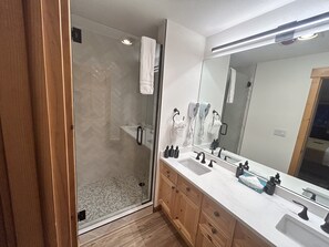 Shower, hair dryer, towels - NEW! Renovated 3BR Mountain Condo - Kids Ski Free (Keystone)