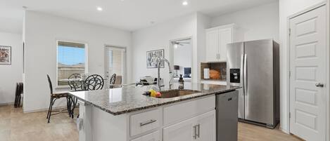 Kjøleskap, mikrobølgeovn, ovn og oppvaskmaskin