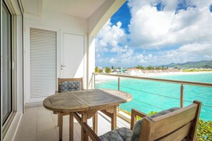 Outdoor dining - Beautiful apartment facing the Caribbean Sea (St Marten)