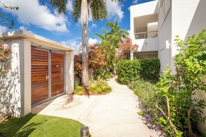 Exterior detail - Beautiful apartment facing the Caribbean Sea (St Marten)
