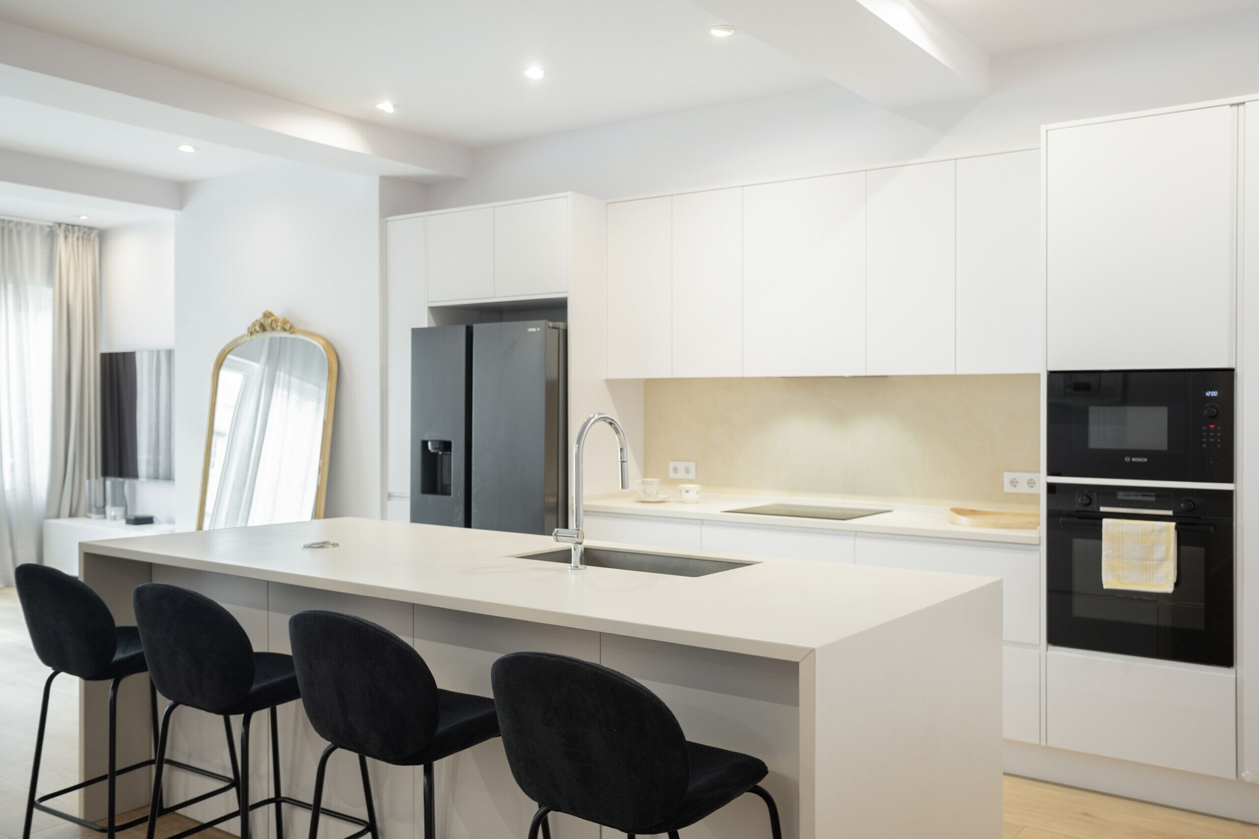 Microondas, lavavajillas, cafetera o tetera y utensilios de cocina