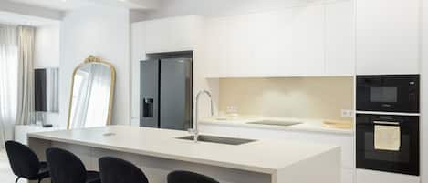 ไมโครเวฟ, เครื่องล้างจาน, เครื่องชงกาแฟ/ชา, เครื่องครัว/จาน/ช้อนส้อม