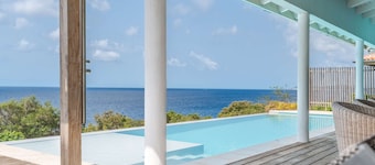 Petite Oceanfront Retreat, 2 Bedrooms, Private Infinity Pool, Serene