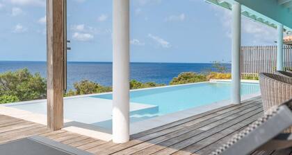 Petite Oceanfront Retreat, 2 Bedrooms, Private Infinity Pool, Serene