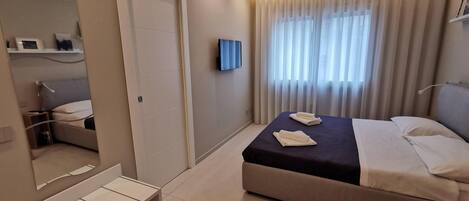 Tabla de planchar con plancha, wifi, ropa de cama