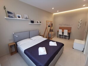 Iron/ironing board, WiFi, bed sheets - Lovely private room with en-suite bathroom (Catania)