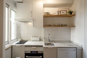 Coffee/tea maker, cookware/dishes/utensils - Anjos City Center Apartment by Homing (Lisbon)