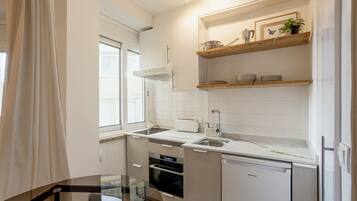 Cafeteira/chaleira, talheres/pratos/utensílios de cozinha