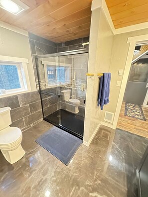 Dusj, hårføner, håndklær og såpe