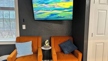 Smart TV, chimenea, tenis de mesa y libros