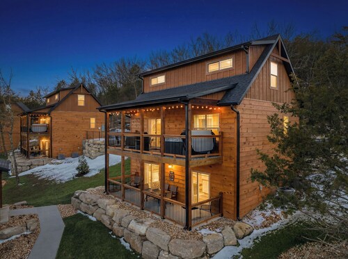 BRAND NEW! Tall Timbers Modern Cottage W/ Hot Tub, Walking to Pools & Courts!