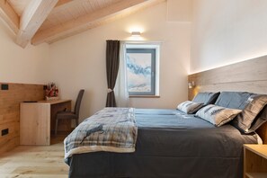 Une chambre à coucher avec un lit, un bureau et une chaise.
