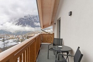 Outdoor dining - Apartment 'Alpen Blumen Stella Alpina' with Mountain View, Terrace and Wi-Fi (San Lorenzo Dorsino)