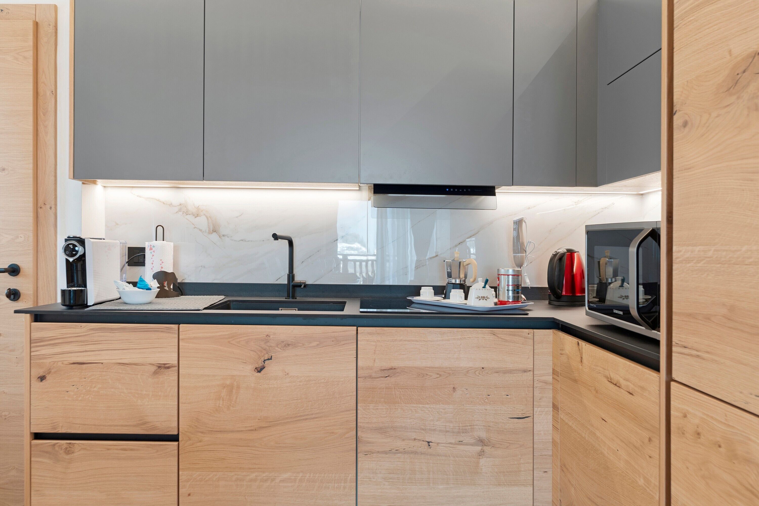 Kühlschrank, Mikrowelle, Ofen, Herdplatte