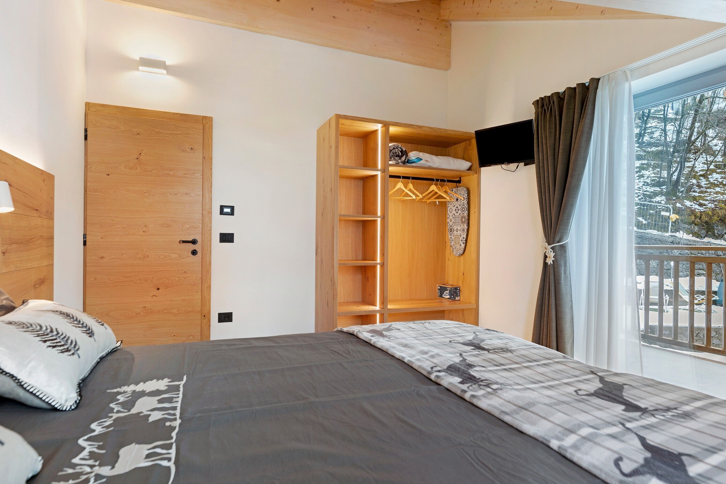 Iron/ironing board, WiFi, bed sheets