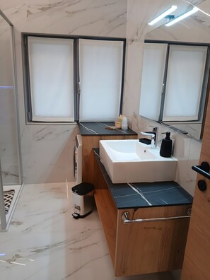 Regadera, secadora de cabello, toallas 