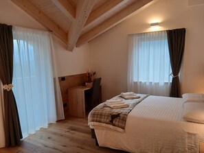 Iron/ironing board, WiFi, bed sheets - Apartment 'Alpen Blumen Stella Alpina' with Mountain View, Shared Terrace and Wi-Fi (San Lorenzo Dorsino)