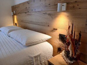 Tabla de planchar con plancha, wifi y ropa de cama 