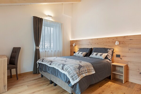 Tabla de planchar con plancha, wifi, ropa de cama