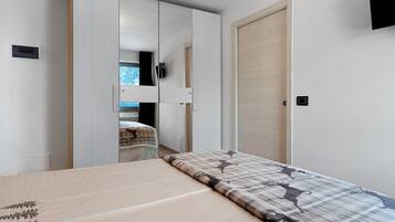 2 bedrooms, iron/ironing board, WiFi, bed sheets