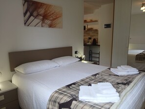 Tabla de planchar con plancha, wifi y ropa de cama 