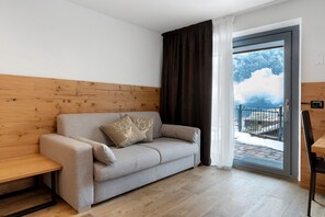 TV - Alpen Blumen Genziana Apartment with Mountain View, Terrace, and Wi-Fi (San Lorenzo Dorsino)