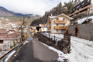 Property grounds - Alpen Blumen Genziana Apartment with Mountain View, Terrace, and Wi-Fi (San Lorenzo Dorsino)