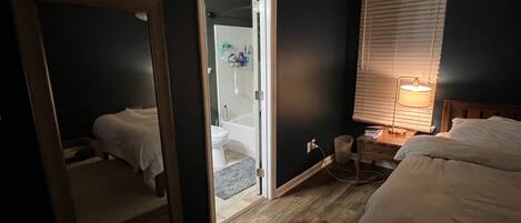 Strykejern/-brett, internettilgang og sengetøy