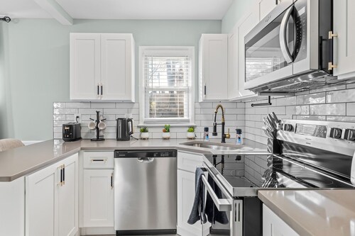 New 3BR Home Mins to DC and Metro – Entire Home, Sleeps 6, Free Parking & Wi-Fi