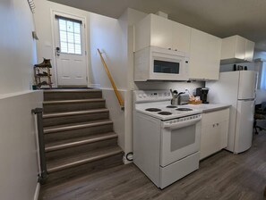 Fridge, microwave, oven, stovetop - 1BDR + Parking | Close to Niagara Falls & Wineries (St. Catharines)