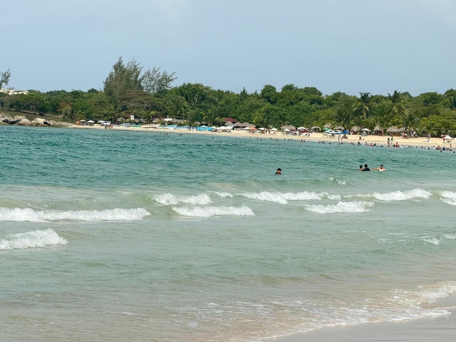 Plage, chaises longues, serviettes de plage