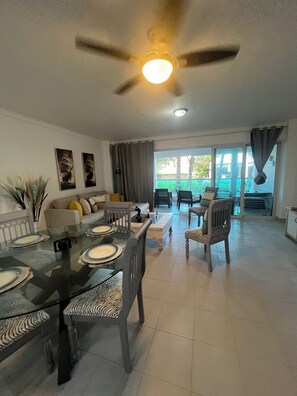 Smart TV, books - Coconut Beach (Punta Cana)