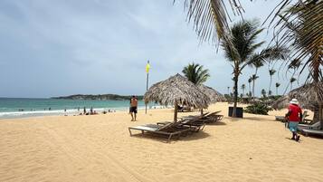 En la playa, camastros y toallas de playa