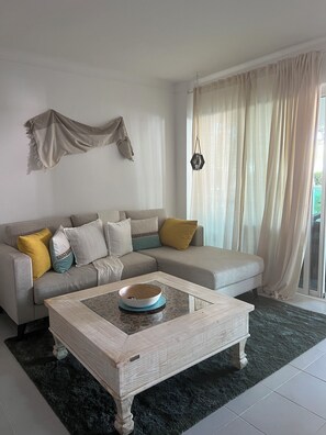 Smart TV, books - Coconut Beach (Punta Cana)