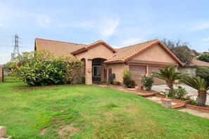 Exterior - Spacious 4BR Family Home Near Airport and Stadium (Ontario)